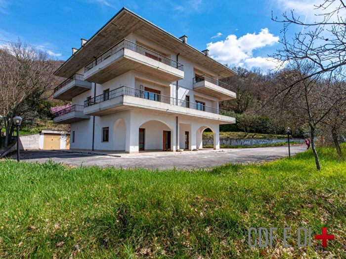 Casa con 9 locali in vendita in San Liberato, Cantalice