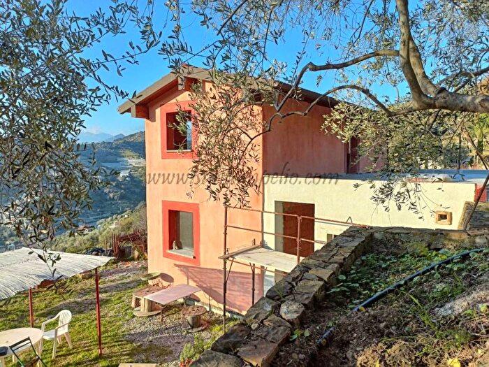Casa quadrilocale in vendita in Vallebona