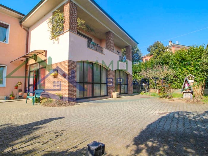 Casa con 6 locali in vendita in Via Giovanni Pascoli, Besnate