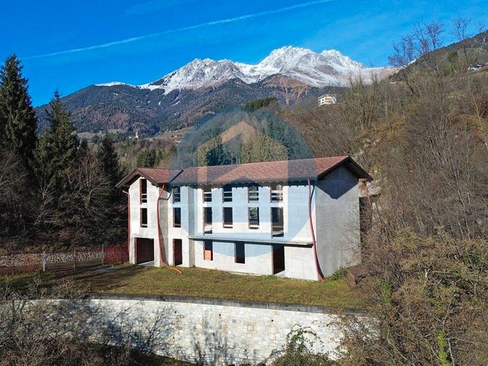 Casa con 6 locali in vendita in Via Rocca, Borno