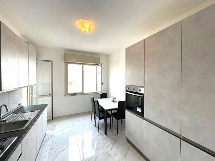 Appartamento con 6 locali in vendita in largo bacigalupo, Roma, Roma
