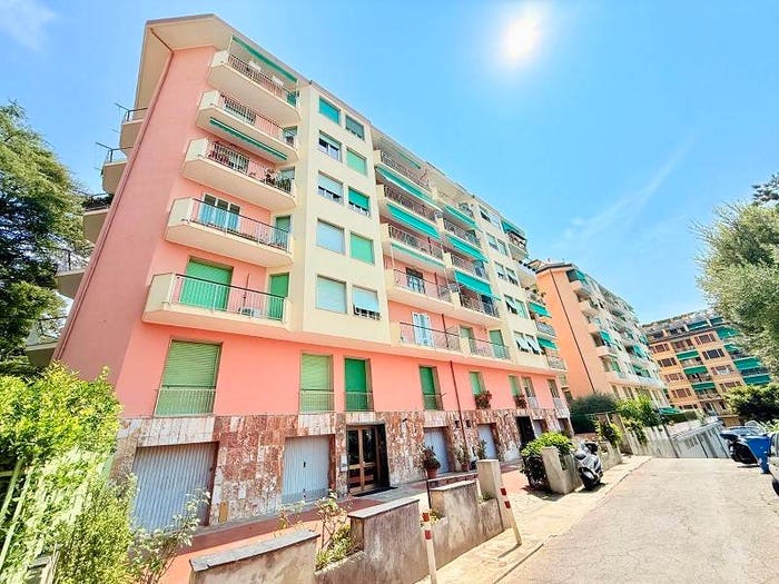 Appartamento quadrilocale in vendita in Via Monte Oliveto, Multedo, Genova