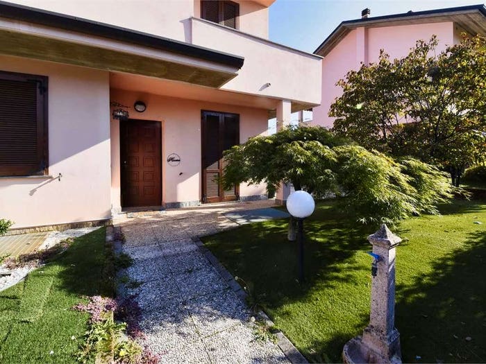 Casa quadrilocale in vendita in Via CCattaneo, Centro, Carbonate