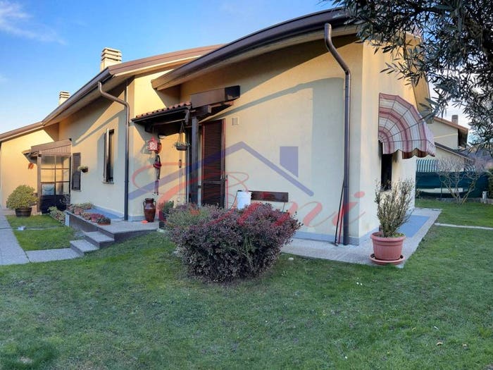 Casa con 6 locali in vendita in Via Bazzona Superiore, Galbiate
