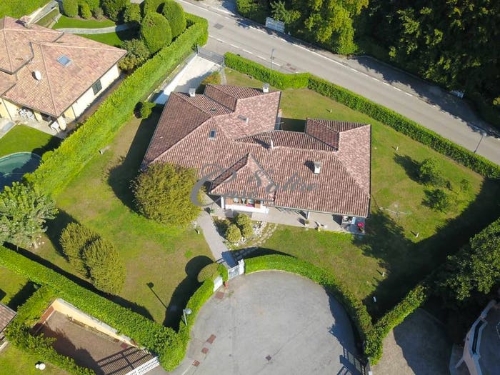 Casa con 6 locali in vendita in Strada Privata delle Acacie, Centro, Carimate