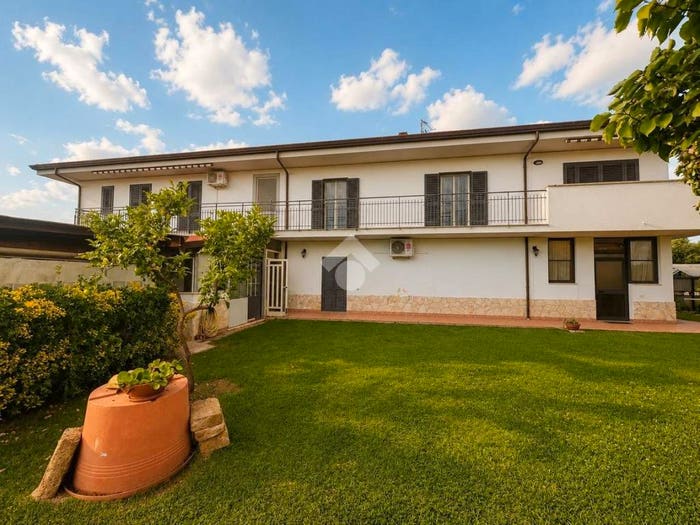 Casa con 6 locali in vendita in Villa Plurifamiliare Via Covino, Fondi