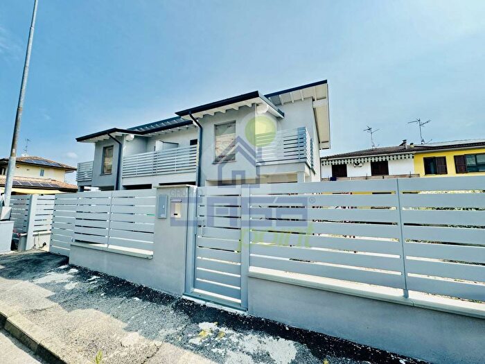Casa quadrilocale in vendita in via Gruppo Africa Chiama, Centro, Sant'Angelo Lodigiano