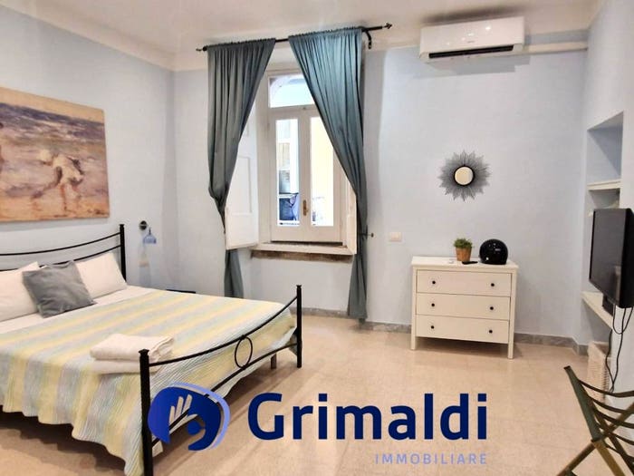 Appartamento trilocale in vendita in Via Santa Chiara, Centro Storico, Napoli