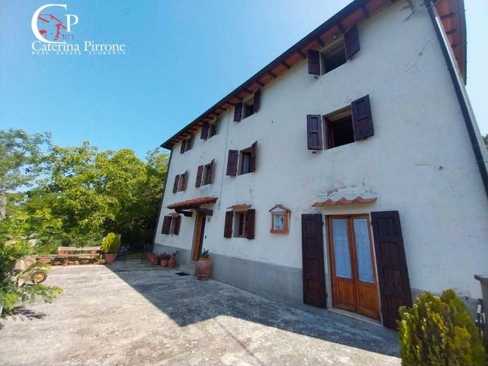 Casa con 6 locali in vendita in via Rincine, Londa