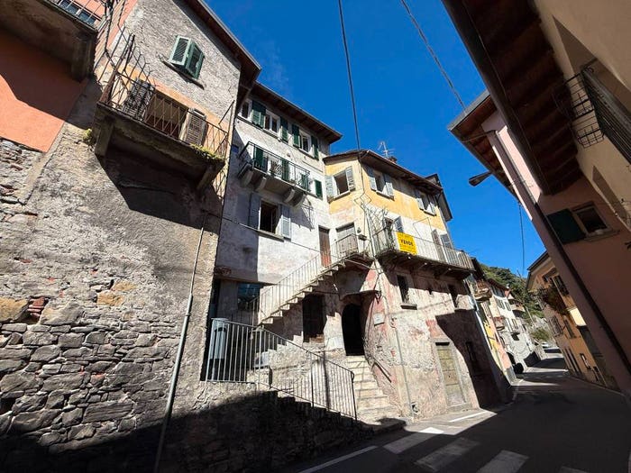 Casa con 6 locali in vendita in Via Regina, Brienno