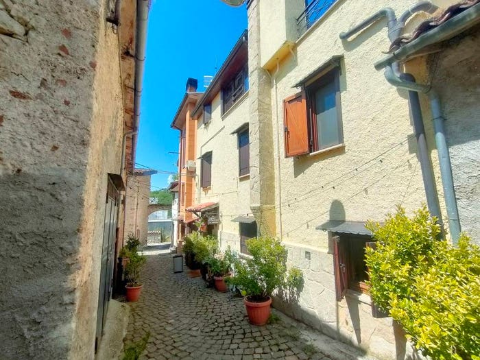 Casa con 6 locali in vendita in Collebrincioni Assergi, L'Aquila