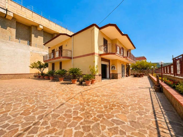 Casa con 6 locali in vendita in Via AgnanoAstroni, Bagnoli, Napoli