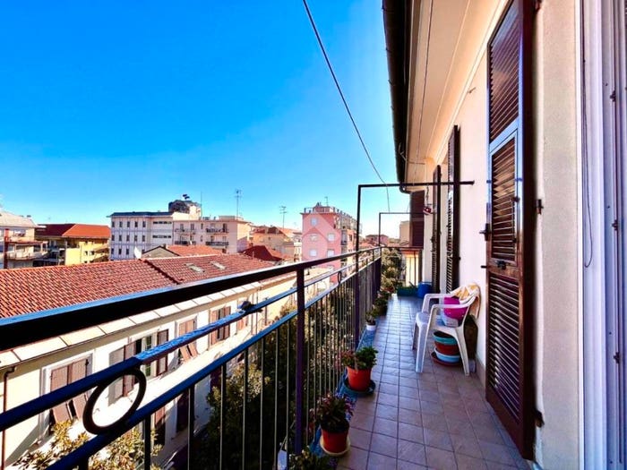 Appartamento quadrilocale in vendita in Viale dei Mille, Centro, Albenga