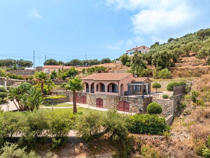 Casa quadrilocale in vendita in Salita Aprile, Piani Ciapin, Cipressa