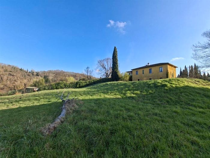 Casa con 6 locali in vendita in Bucine
