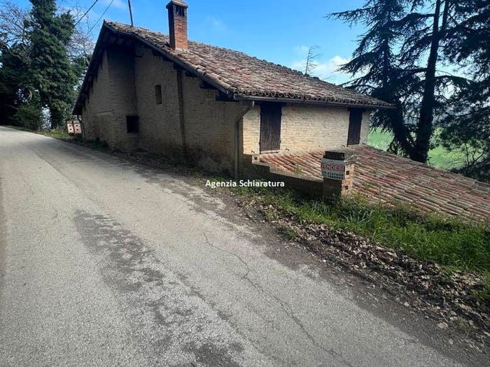 Casa con 6 locali in vendita in Montelabbate