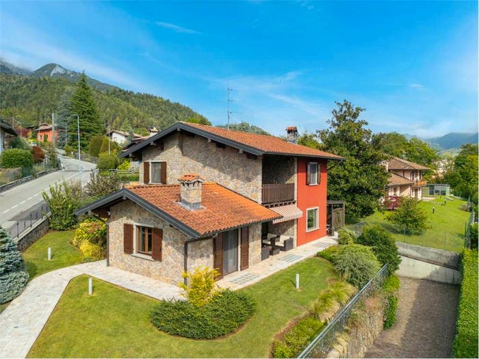 Casa con 6 locali in vendita in Via del Lo', Centro, Rovetta