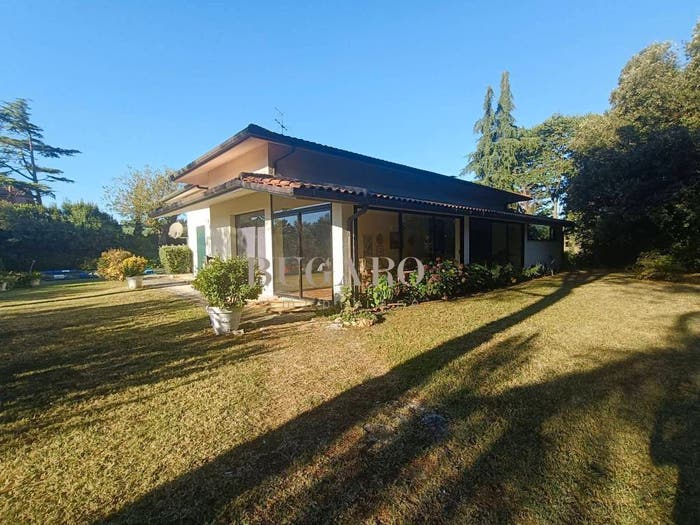 Casa con 6 locali in vendita in Osimo