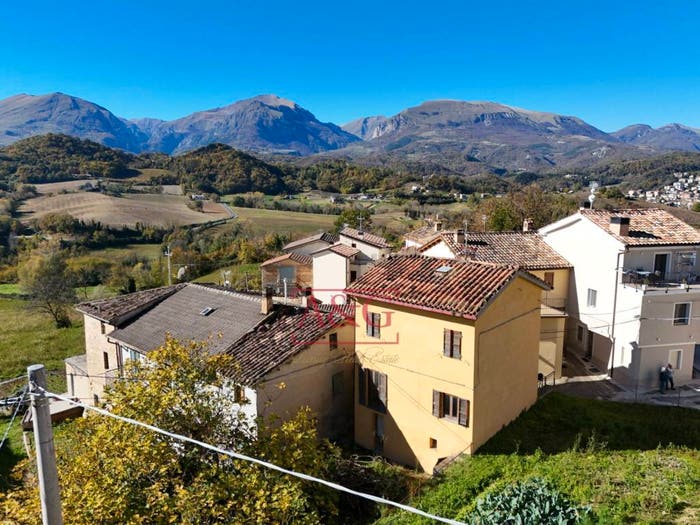 Casa quadrilocale in vendita in Via Villa Salvi, Amandola