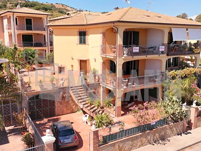 Casa con 6 locali in vendita in VIA EMILIO PARROTTA, Mandatoriccio