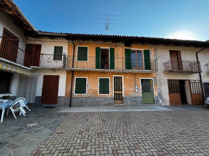 Casa con 6 locali in vendita in Cisterna d'Asti