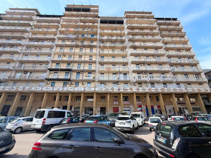 Appartamento quadrilocale in vendita in Piazza Vincenzo Bellini, Centro, Caltagirone