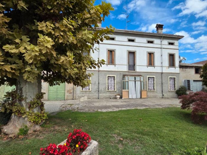 Casa con 6 locali in vendita in Piazza Bentivoglio, Centro, Gualtieri