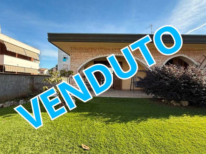 Casa quadrilocale in vendita in Vicolo Mincio, Centro, Lainate
