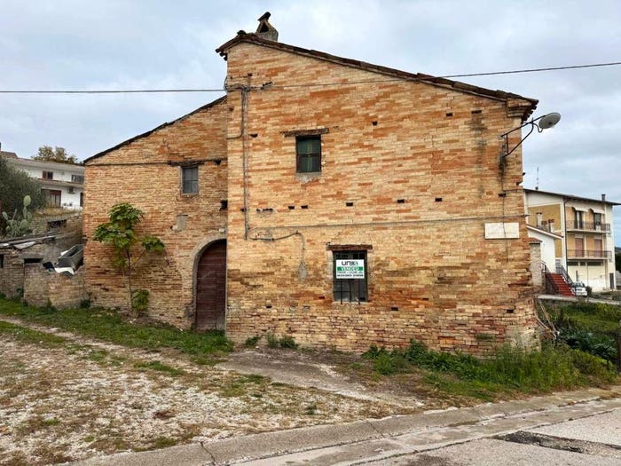 Casa con 6 locali in vendita in via Carlo Crivelli, Rubbianello, Monterubbiano