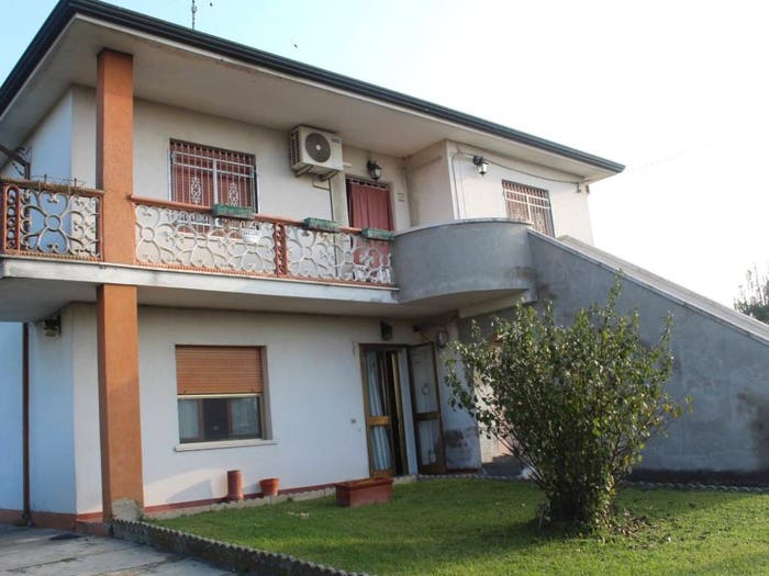 Casa con 6 locali in vendita in Sabbioni Zampine, Stienta