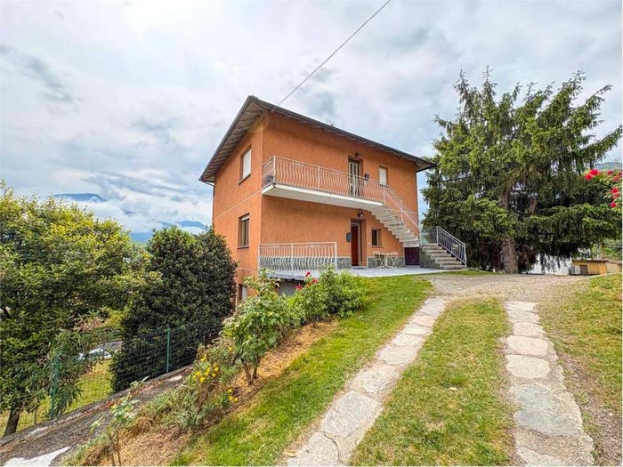 Appartamento trilocale in vendita in Via Giussanico, San Gregorio, Gravedona ed Uniti