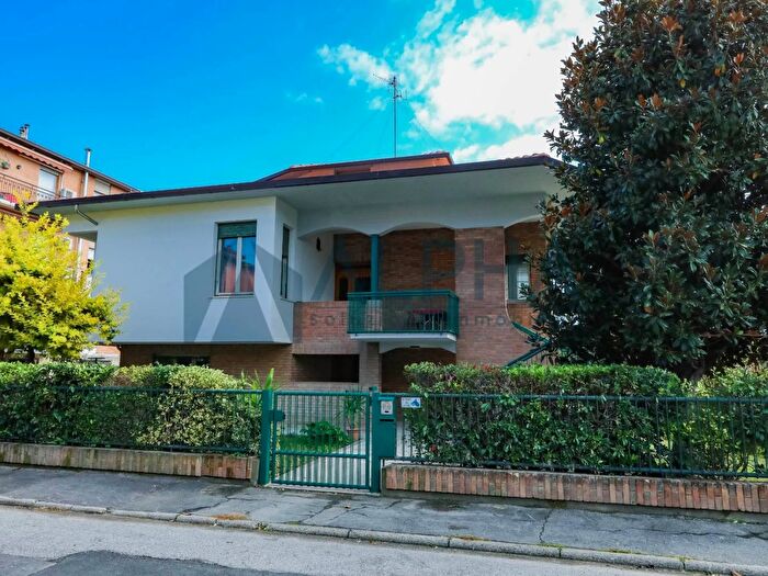 Casa con 9 locali in vendita in Viale Gorizia, Forli'