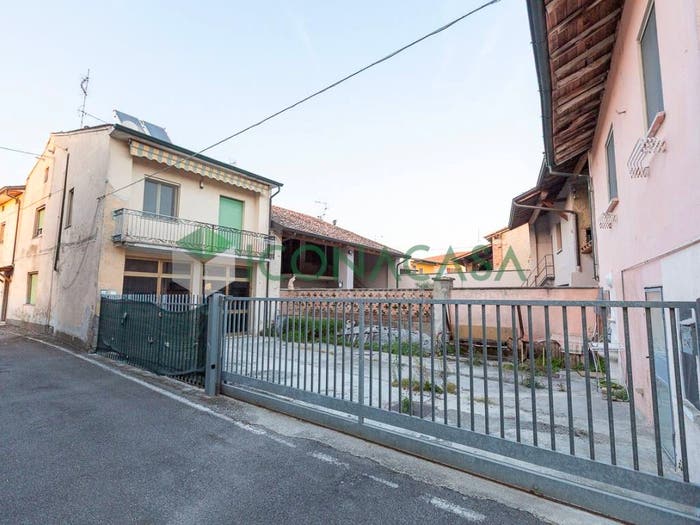 Casa con 6 locali in vendita in Via Novembre, Quintano