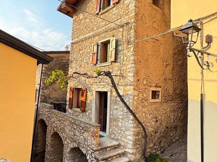 Casa quadrilocale in vendita in Magugnano, Brenzone sul Garda