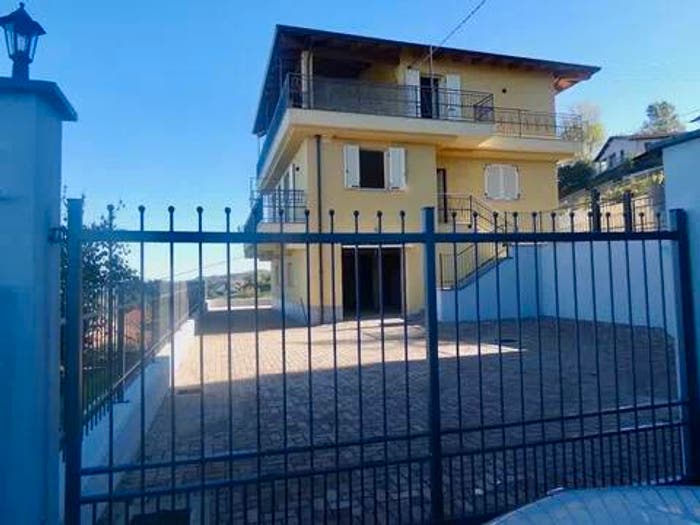 Casa con 5 locali in vendita in Via Castello No Number, Cassinasco