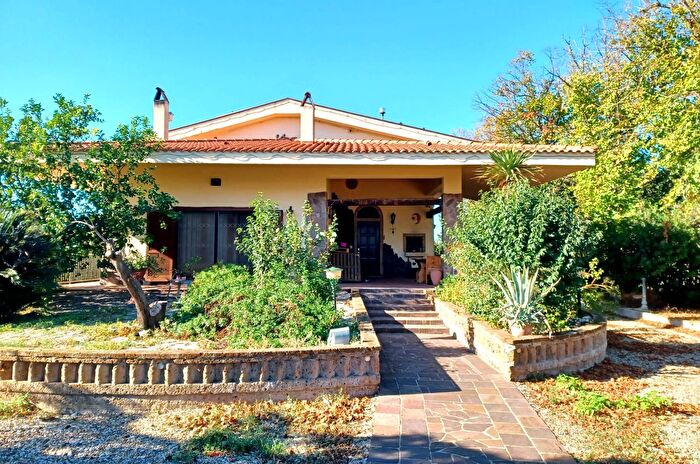 Casa con 12 locali in vendita in Strada del Salice Nuovo, Foggia