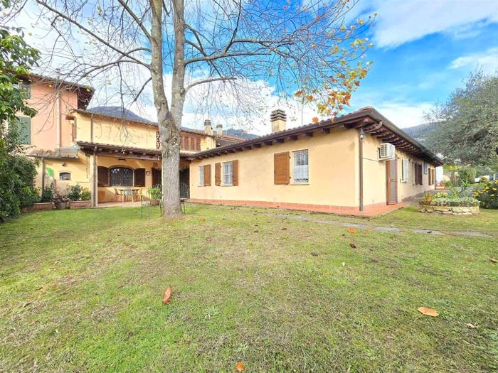 Casa con 6 locali in vendita in Camaiore Paese, Camaiore