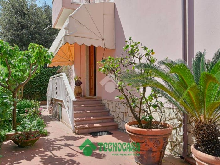 Casa con 6 locali in vendita in Via dei Mille, Marina di Carrara, Carrara