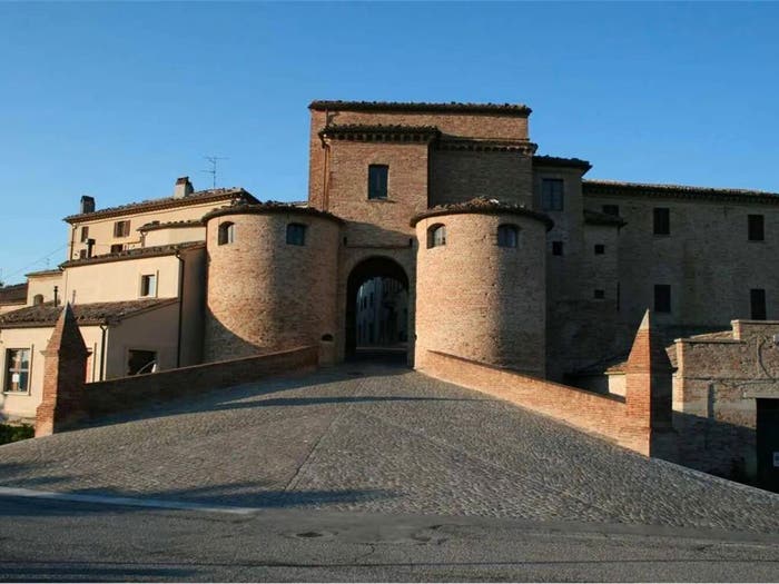 Casa con 5 locali in vendita in Mombaroccio