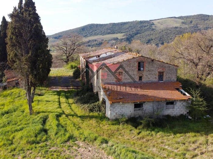 Casa con 6 locali in vendita in Pomarance