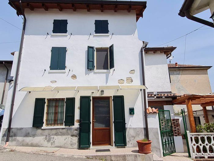 Casa con 6 locali in vendita in Frazione Frenzo, Montecalvo Versiggia
