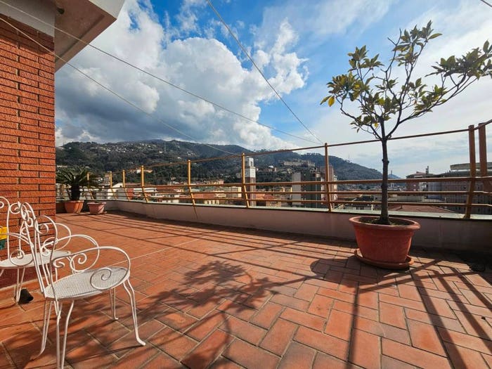 Casa con 5 locali in vendita in Viale Eugenio Chiesa, Centro, Massa