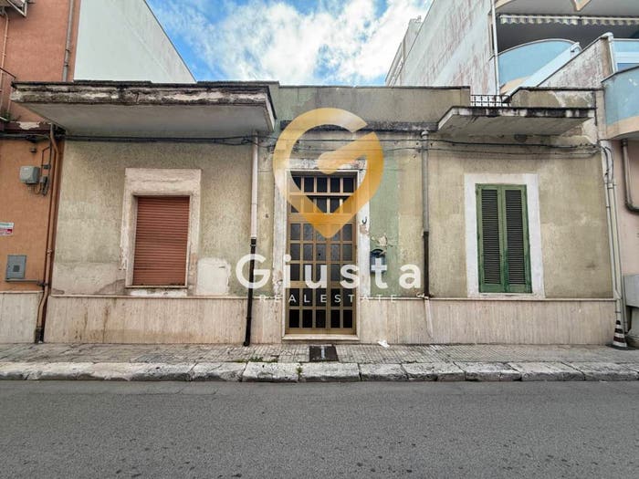 Casa con 6 locali in vendita in Via Adamello, Cappuccini, Brindisi
