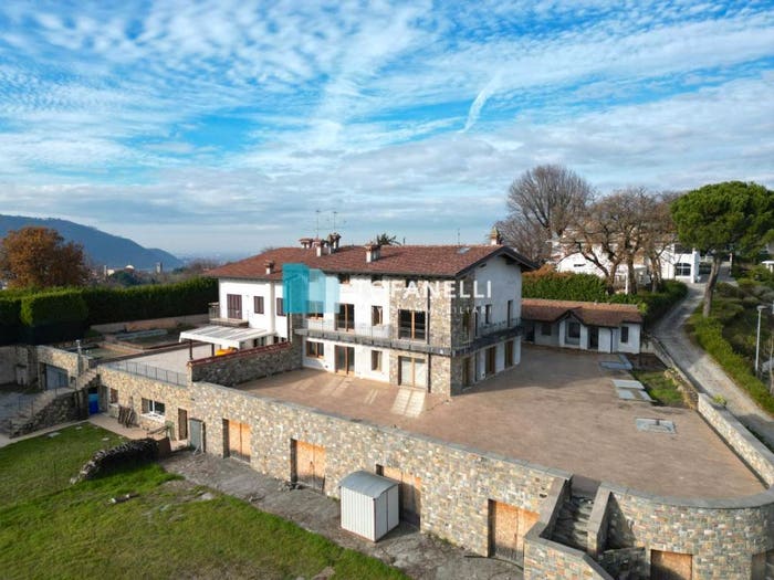 Casa con 6 locali in vendita in Via Campanili, Erbusco