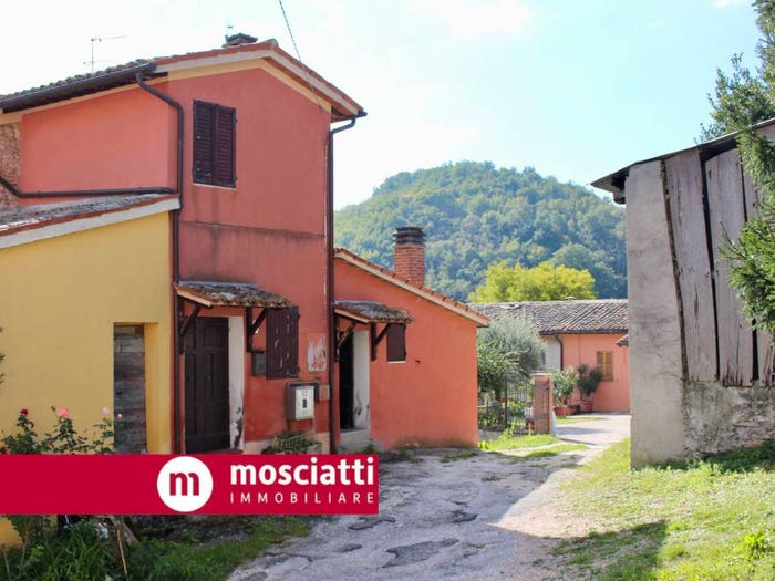 Casa con 5 locali in vendita in Frazione Rastia, Matelica