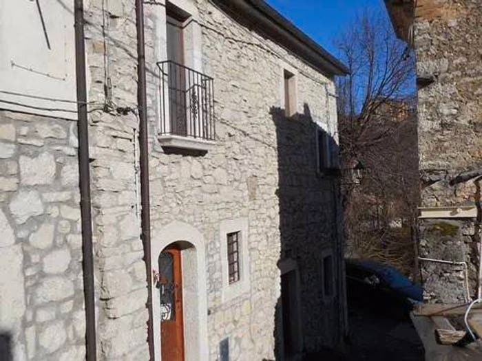 Casa trilocale in vendita in Via Castellana, Montenero Val Cocchiara