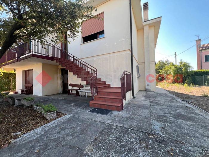 Casa quadrilocale in vendita in Via F Petrarca SNC, Centro, Lendinara