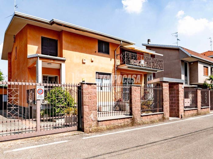 Casa con 6 locali in vendita in Via Arno, Centro, Caronno Pertusella