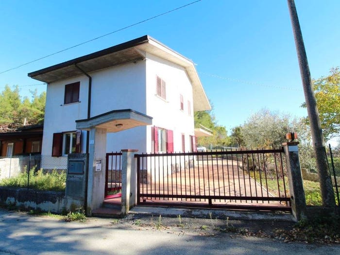 Casa trilocale in vendita in Frazione Campiglio, Campli