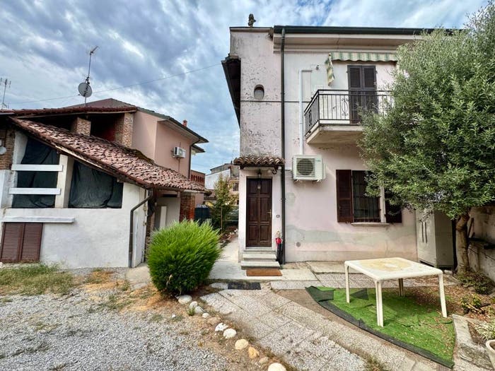 Casa quadrilocale in vendita in Via Aprile, Centro, Chignolo Po